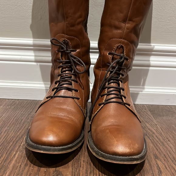 TOWN SHOES Tall Tan Riding Boots with inside zipper and gold accents size 8 - Picture 2 of 13